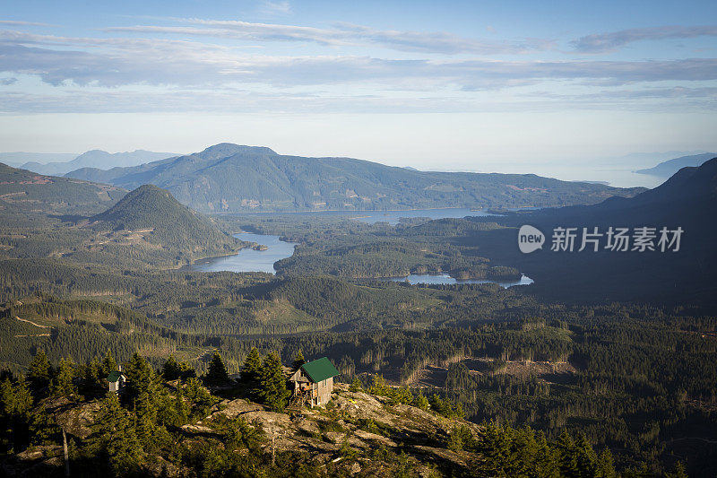 加拿大阳光海岸的Tin Hat Hut步道上的风景优美的山景。